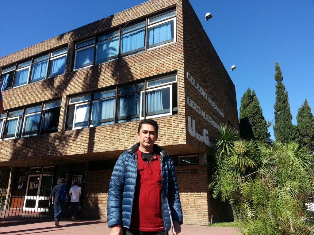 Harout Hagopián frente al colegio