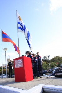 Alumnos del Colegio Nubarián en el monumento al genocidio armenio en el predio de la Iglesia Armenia. Foto UGAB.