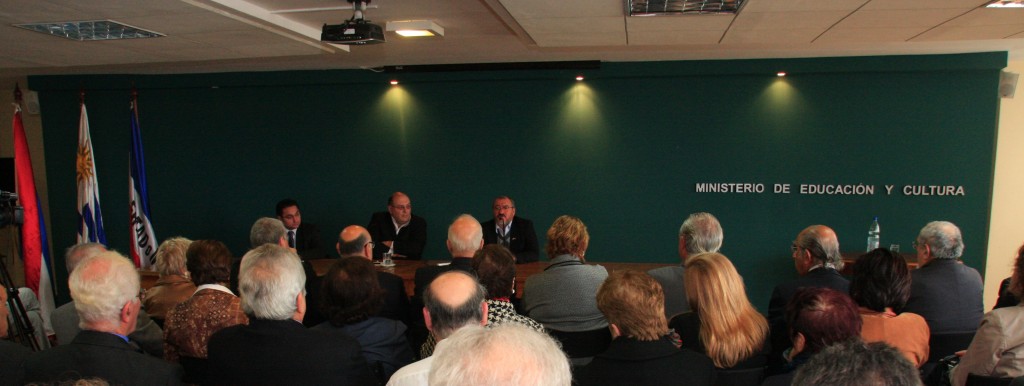 Presentación de la Fundación "Museo del Genocidio Armenio" en el Ministerio de Educación y Cultura. De izq. a der., Dr. Gustavo Zulamián, Diego Karamanukián y Subsecretario de Educación y Cultura Mtro. Óscar Gómez. Fotografía Maurice Kodjaián.