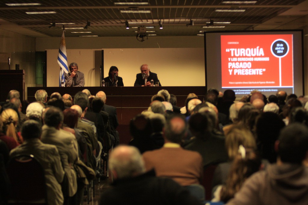 Conferencia "Turquía y los derechos humanos. Pasado y presente", en el edificio anexo al Palacio Legislativo. Mehmet Alí Dogan y Ragip Zarakolu. Fotografía Maurice Kodjaián.