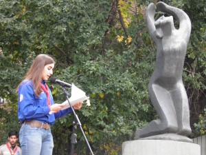 Florencia Barsamián habla en representación del Grupo Scouts Erevan 50 de UGAB. Fotografía GZ
