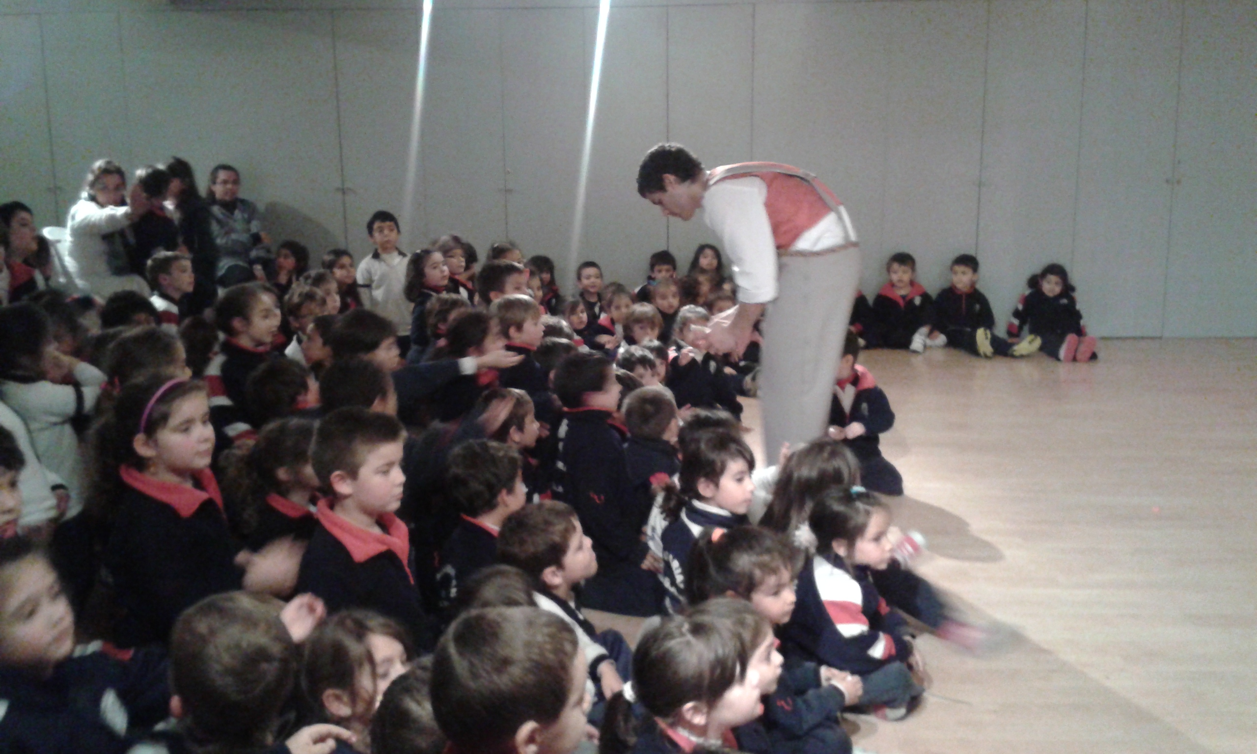 Al final de la obra  Hansel repartiendo caramelos a los niños.