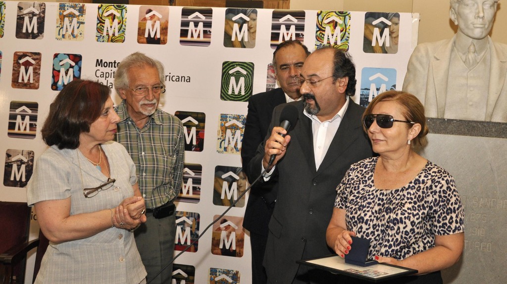 Foto 01 Entrega reconocimientos en foyer del Teatro Solís - Foto Castagnello.