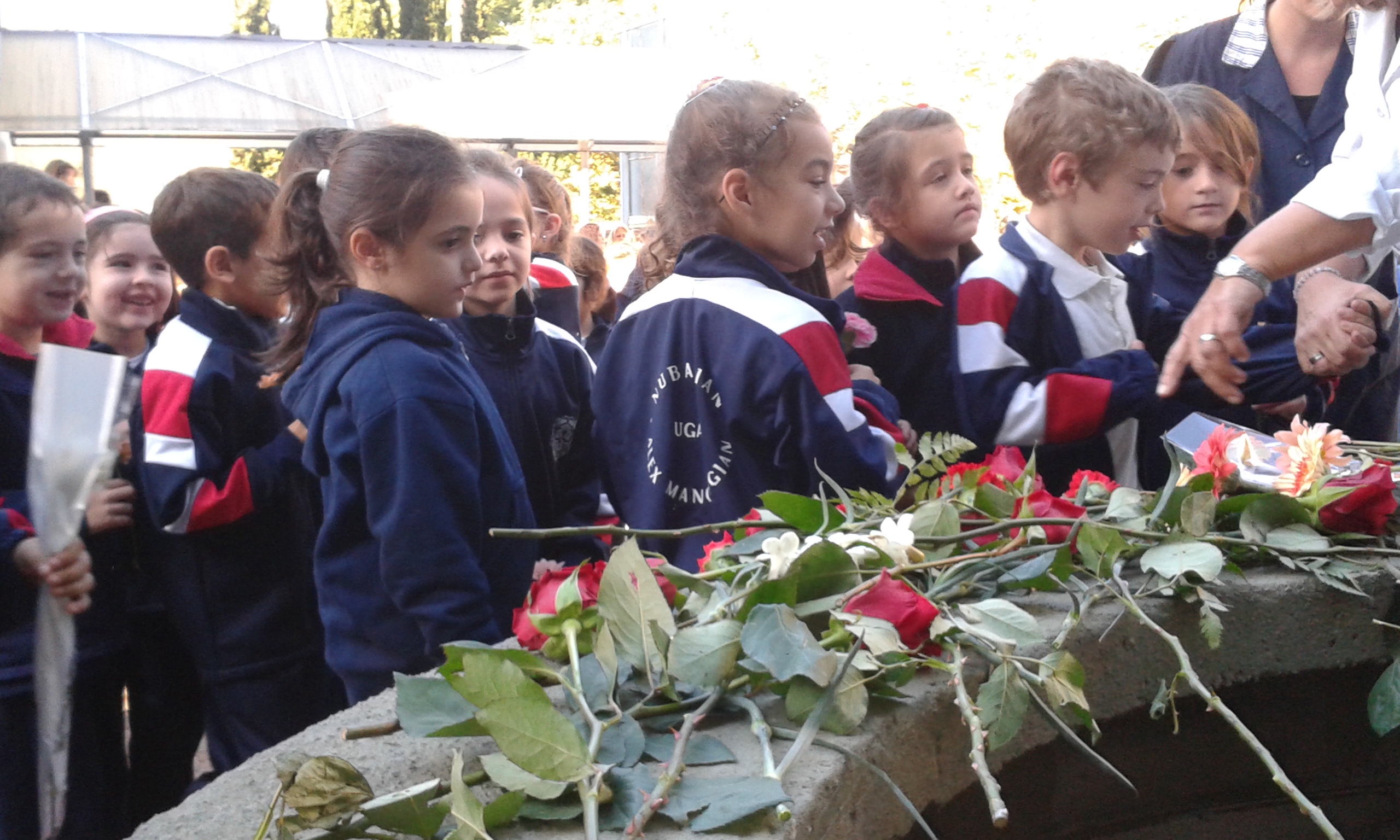 Alumnos del Colegio Nubarián en el monumento al genocidio armenio en el predio de la Iglesia Armenia. Foto UGAB.