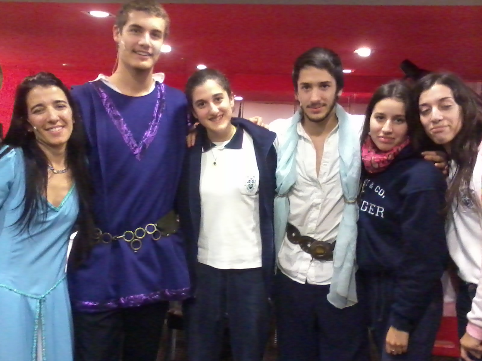 Alumnos al final de la obra saludando y felicitando a los actores y actrices de la misma.